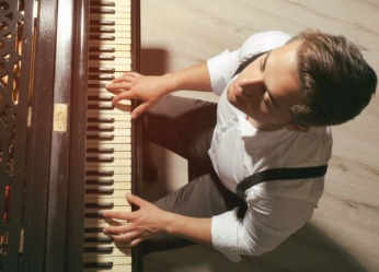 Học Đàn Piano Có Khó Không? Lợi Ích Khi Học Đàn